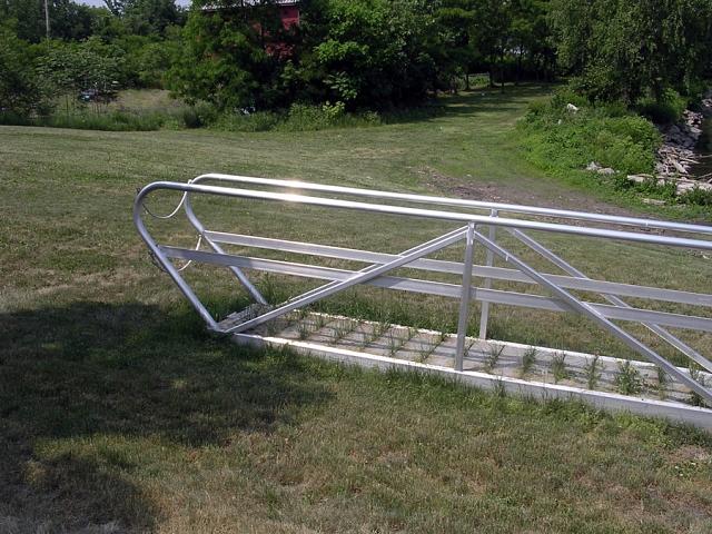 3407 (grass, gangway)